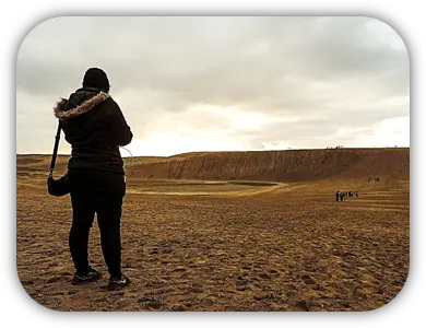 Viajante observando as dunas de areia de Tottori sob um céu nublado