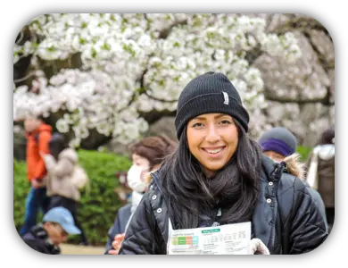 Viajante sob as cerejeiras floridas durante o hanami