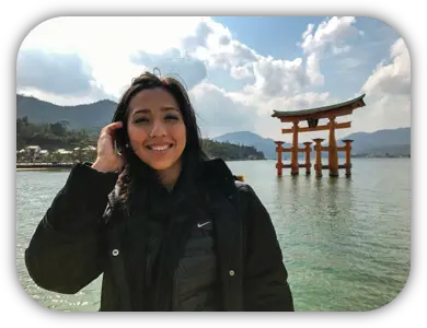 Viajante diante do torii vermelho na água em Miyajima
